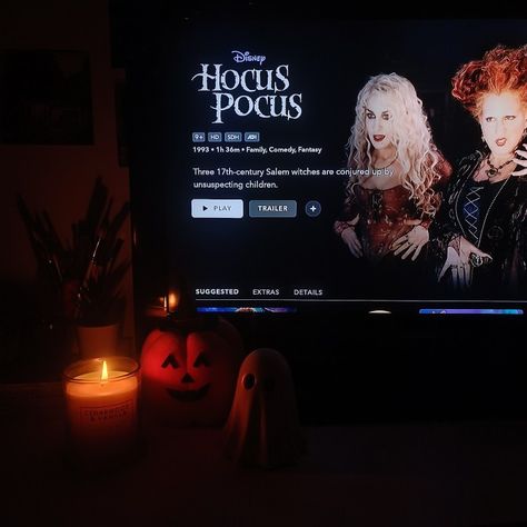 Watching Hocus Pocus Aesthetic, Fall Aesthetic Watching Movies, Autumn Aesthetic Movies, Halloween Aesthetic Movies, Halloween Decorated House, Movie Time Aesthetic, Halloween Movie Aesthetic, Witchy Halloween Aesthetic, Witch Aesthetic Halloween