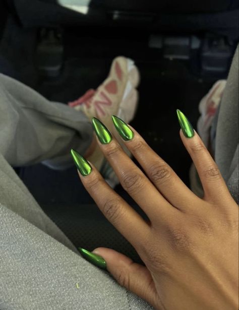 Stile Kylie Jenner, Nail Design Glitter, Milky Nails, Chrome Nails Designs, Green Chrome, Green Nail, Minimalist Nails, Dream Nails, Fire Nails