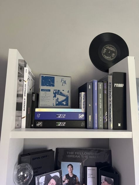 Kpop Bookshelf Aesthetic, Kpop Album Shelf Aesthetic, Kpop Album Aesthetic Collection, Kpop Album Organization, K Pop Shelf Ideas, Kpop Shelf Ideas, Album Shelf, Kpop Albums Shelf, Kpop Shelf