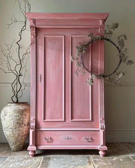 Annie Sloan Painted Furniture, Upcycle Furniture, Country Interiors, Pink Furniture, Swedish Furniture, Pink Chalk, Pink Stuff, Be Rich, Versatile Furniture