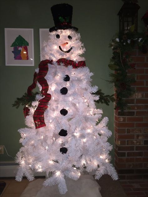 Diy Christmas Snowman, Best Christmas Tree Decorations, White Christmas Tree Decorations, Christmas Tree Decorating Themes, Snowman Christmas Decorations, Tree Snowman, Homemade Christmas Decorations, Creative Christmas Trees, Unique Christmas Trees