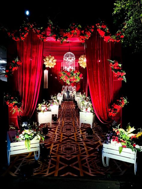 Wedding Passage, Priyanka Wedding, Shaadi Ideas, Engagement Stage, Wedding Entry, Marriage Hall, Royal Indian Wedding, Engagement Stage Decoration, Wedding Gate