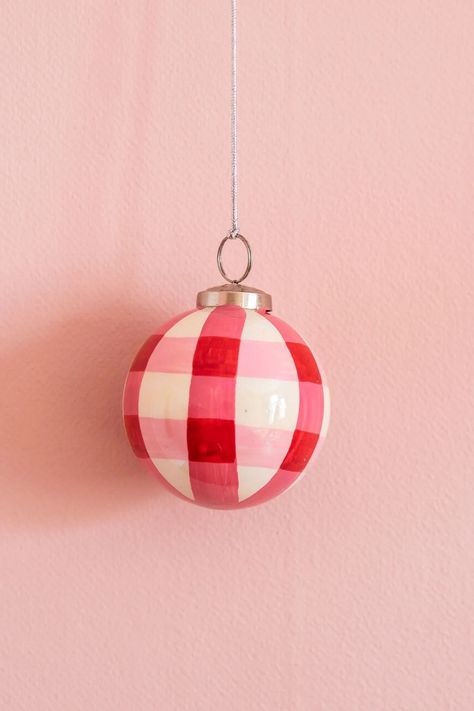 Christmas Decor Painting Ideas, Diy Painted Baubles, Christmas Decoration Ceramic, Christmas Bauble Painting Ideas, Hand Painted Christmas Baubles, Christmas Baubles Decorations, Bauble Painting Ideas, Christmas Balls Decorations Ideas, Pumpkin Christmas Decor