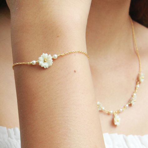 Chip Bead Jewelry, Daisy Charm, Trending Bracelets, Modern Muse, Clay Bracelet, Diy Bracelet Designs, Beads Bracelet Design, Jewelry Accessories Ideas, Stylish Bracelet