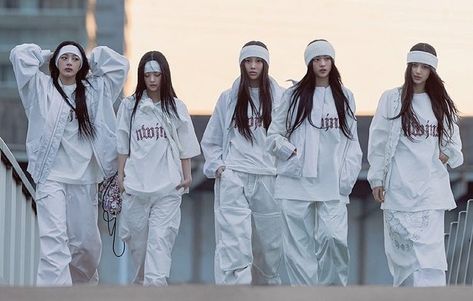 Hiphop Dance Outfit, Dance Team Clothes, New Jeans Style, Baggy Style, Hip Hop Outfits, Korean Artist, Teenager Outfits, Team Apparel, Friends Poses