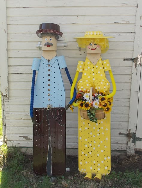 Mr. & Mrs. Irons made from ironing boards, coffee cans, jello molds etc. garden sculptures Scarecrows For Garden, Lawn Art, Garden Junk, Meteor Garden 2018, Garden Angels, Outdoor Crafts, Metal Yard Art, Metal Garden Art, Junk Art