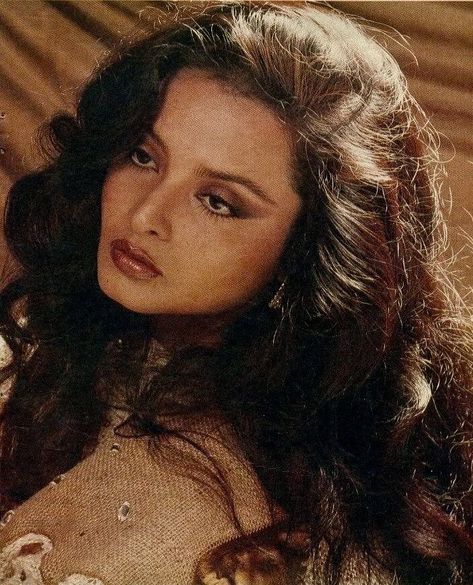 Rekha Saree, Rekha Actress, Retro Bollywood, 90s Bollywood, Vintage Bollywood, Indian Aesthetic, Brown Girl, Makati, Free Hair