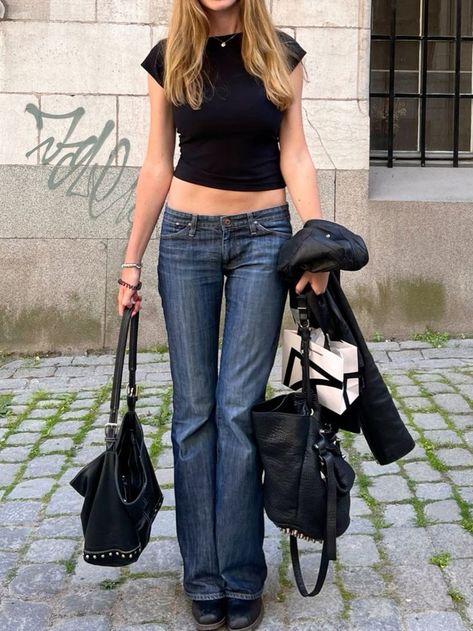 Off Model Duty Outfits, Flare Jeans Outfit, Off Duty Outfits, Neue Outfits, Stockholm Fashion, 2000s Fashion, Mode Inspiration, Charlotte Tilbury, Dream Clothes