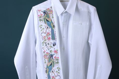 PÁJARO TOH BLANCA 🐦 Confeccionada por auténticos artesanos Mayas, la guayabera blanca con el bordado de Pájaro Toh es una obra de arte mexicana. Toh es un ave majestuosa que vive en las cuevas de los cenotes de Yucatán y siempre ha sido un símbolo de la perfección de la naturaleza. Esta guayabera es perfecta para destacar en eventos formales o para utilizar en eventos sociales de manera casual. 🤌 #GuayaberaMaya #BordadoMexicano #FolkloreMexico On Instagram, Quick Saves, Instagram