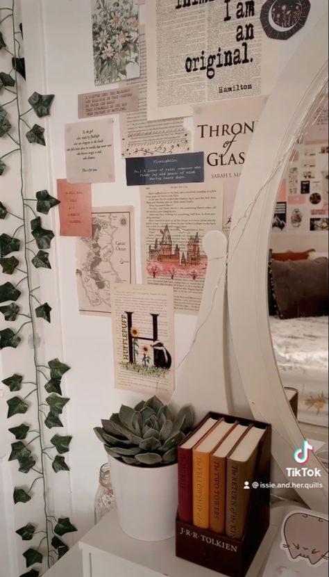 Book Inspired Room, Bookish Dorm Room, Bookish Aesthetic Room, Books Aesthetic Bedroom, Bookish Bedroom Ideas For Small Rooms, Bookish Decorations, Writer Room Decor, Bookworm Decor, Bookish Room Decor Wall Art