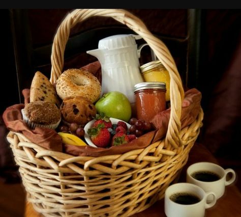 Breakfast Hamper, Best Picnic Food, Breakfast Gift Basket, Fitness Breakfast, Breakfast Basket, Breakfast Gift, Edible Bouquets, Picnic Inspiration, Mothers Day Breakfast