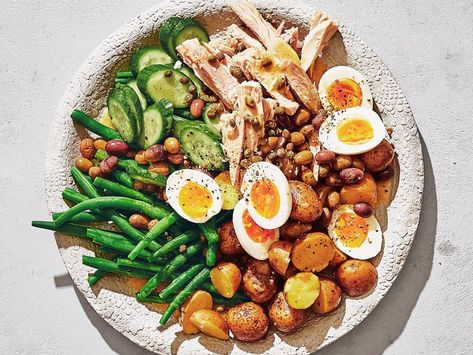 Tuna Niçoise Salad Nicoise Salad Dressing, Nicoise Salad Recipe, Tuna Nicoise Salad, Sea Salt Recipes, Canned Tuna Recipes, Green Beans And Potatoes, Nicoise Salad, Tuna Recipes, Raw Vegetables