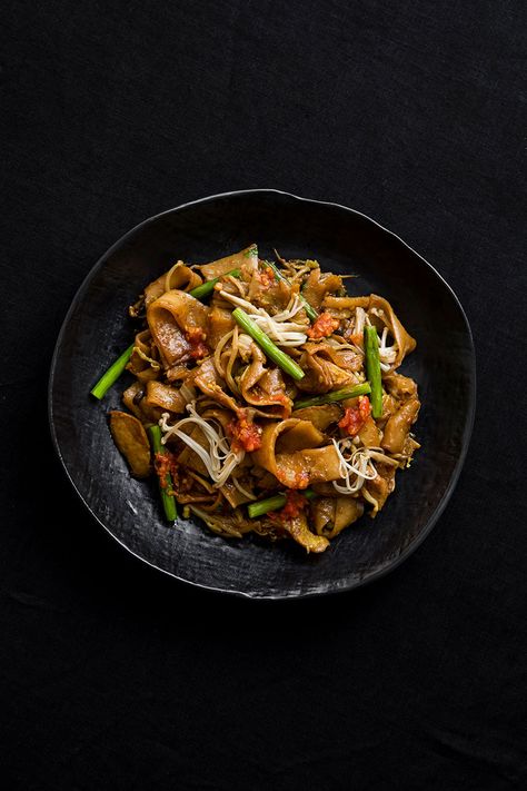 Char Kway Teow Recipe, Vegetarian Fish Sauce, Char Kway Teow, Vegetarian Oyster Sauce, Vegan Curry Recipes, Malay Food, Healthy Vegan Dinner, Getting In Shape, Vegan Beans