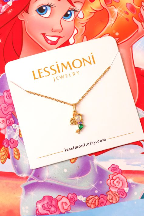 #littlemermaidnecklace #mermaidnecklace #princessnecklace #arielnecklace #arielcharm #disneyprincesscharm Princesa Ariel Disney, Ariel Necklace, Stylish Jewelry Accessories, The Little Mermaid Ariel, Ariel Mermaid, Disney The Little Mermaid, Little Mermaid Ariel, Finn Wolfhard, Luxury Baby