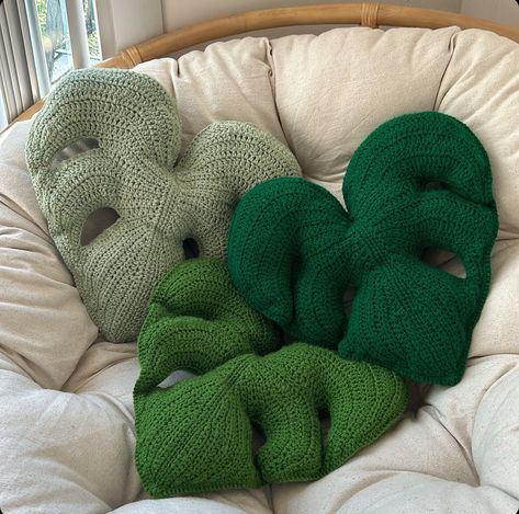 Crochet For Living Room, Crochet Things For Bedroom, Red And Green Crochet Ideas, Cute Crochet Home Decor, Crochet Couch Pillows, Crochet Home Accessories, Crochet Pillow Aesthetic, Crochet Decorations Home, Room Decor Crochet Ideas