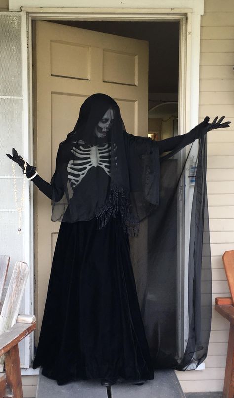 harrow cosplay on reddit by AraneaTheEczema Locked Tomb Cosplay, Harrow The Ninth Cosplay, Harrow Nonagesimus, Necromancer Costume, Lesbian Costume Ideas, Harrowhark Nonagesimus, Grim Reaper Costume, Locked Tomb, Reaper Costume