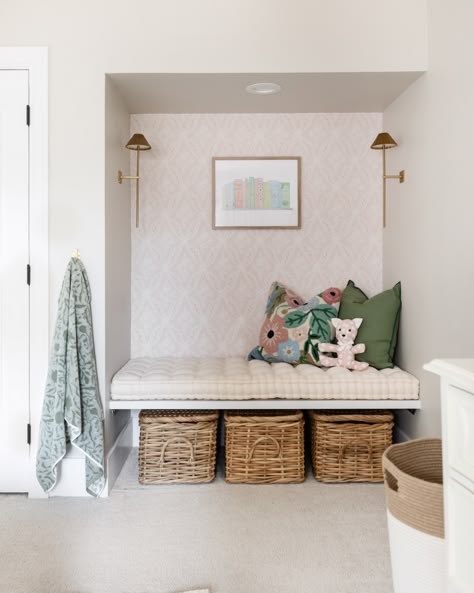 Seating Nook In Bedroom, Reading Nook In Wall, Toddler Reading Nook Girl, Diy Kids Reading Nook, Reading Bench Nook, Small Nook Ideas Hallways, Kids Nook Ideas, Kid Reading Nook, Closet Turned Into Reading Nook