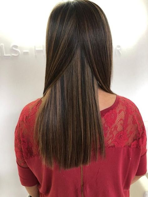 Caramel Highlights On Dark Hair Straight, Straight Brown Hair With Lowlights, Wavy Hair Brunette, Chocolate Brown Hair Color Ideas, Black Hair Ombre, Brown Hair Color Ideas, Black Hair Balayage, Long Shiny Hair, Straight Black Hair