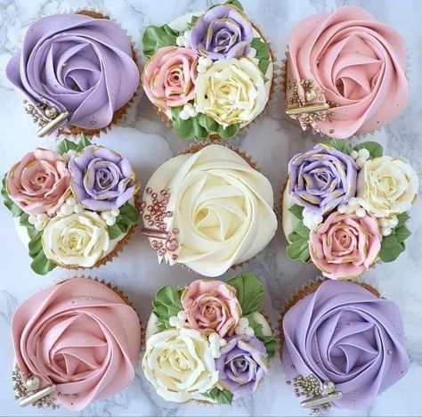 Deco Cupcake, Cupcakes Flores, Frosting Flowers, Purple Cupcakes, Decorated Cupcakes, Cupcake Decorating Tips, Fancy Cupcakes, Cupcake Cake Designs, Floral Cupcakes