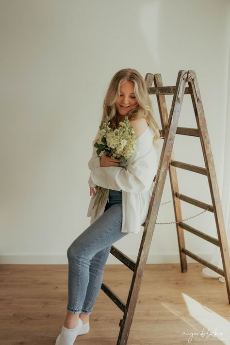 Ladder Studio Photoshoot, Ladder Photoshoot Photo Ideas, Ladder Poses, Ladder Photoshoot, Small Ladder, Spring Photoshoot, School Portraits, Wood Ladder, Wooden Ladder