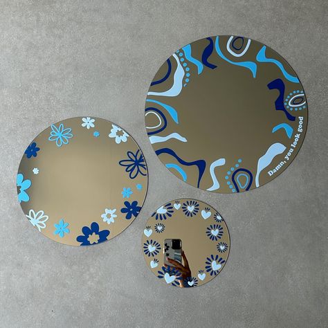 Mirror With Painting, Mirror Frame Ideas Paint, Tiny Mirror Painting, Flowers Painted On Mirror, Small Mirror Painting Aesthetic, Decorated Mirrors Diy Ideas, Painting Mirrors Ideas Diy, Mirror Markers Ideas, Handmade Mirror Frame Ideas