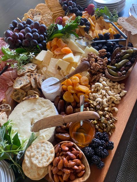 #charcuterie #brunch #cheeseboard #spring Spring Cheese Board, Classy Charcuterie Board, Summer Sausage Charcuterie Board, Bridgerton Charcuterie Board, Tea Party Charcuterie Board, Charcuterie Board Spring, Spring Charcuterie Board Ideas, Big Charcuterie Board, Charcuterie Art