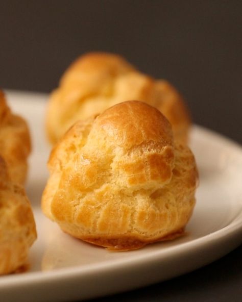 The foundation of the perfect cream puff is light, airy pate a choux. Learn the secrets to making the world's best cream puffs. Cream Puff Recipe, Puff Recipe, Cream Puff, Pastry Cream, Köstliche Desserts, Cream Puffs, Eclairs, Food Cakes, Pavlova