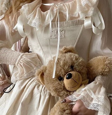 Aphrodite Aesthetic, Fancy Fits, Romantic Academia, Doll Aesthetic, Vintage Princess, Princess Aesthetic, Fantasy Aesthetic, Romantic Art, Beige Aesthetic