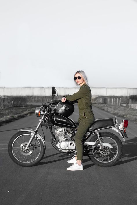 Bell Bullitt, Suzuki Gn 125, Motor Custom, Suzuki Intruder, Celebrity Art Portraits, Outfit Street Style, Мотоциклы Cafe Racers, Motos Honda, Street Style Spring