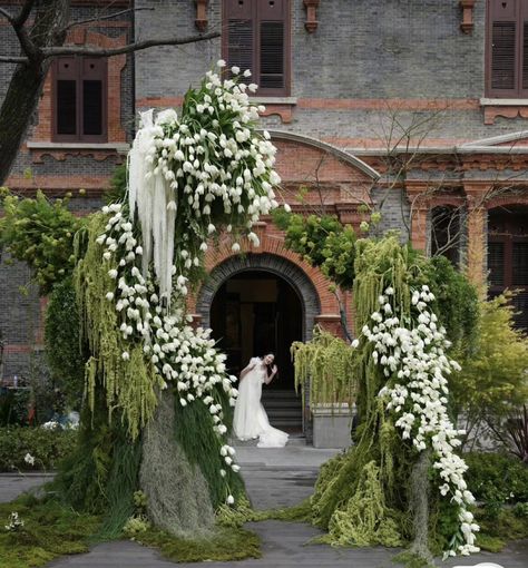 Tulip Installation, Modern Wedding Arch, Flower Altar, Modern Greenery, Altar Arrangement, Other World, Flower Installation, Arrangement Ideas, Landscaping With Large Rocks