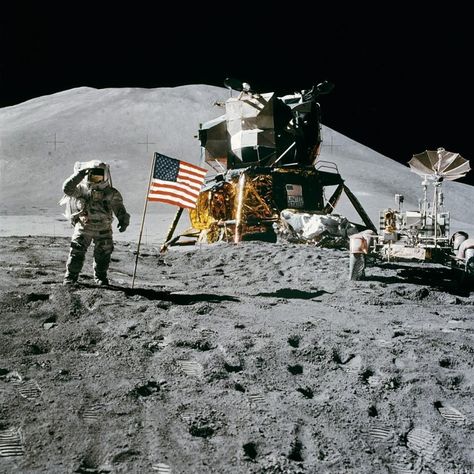 Yes, The Apollo Moon Landings Really Did Happen Nasa Moon, American Flag Art, Lunar Landing, Famous Pictures, Moon Walk, Apollo Missions, Moon Missions, Neil Armstrong, Apollo 11