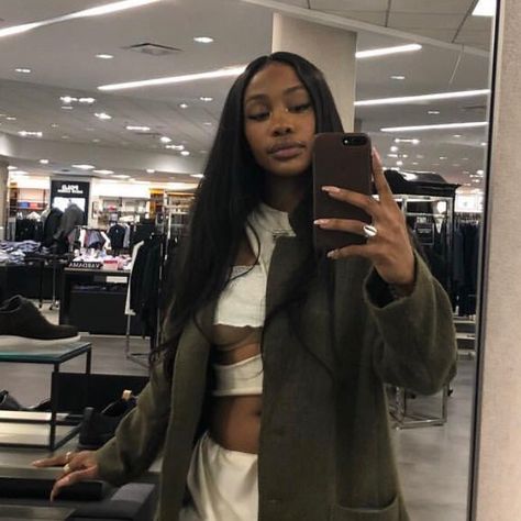 Supermodel Sza, Girl Grillz, Sza Aesthetic, Black Music Artists, Sza Singer, Cute Hair Colors, Celebrity Skin, Black Femininity, Cute Friend Pictures