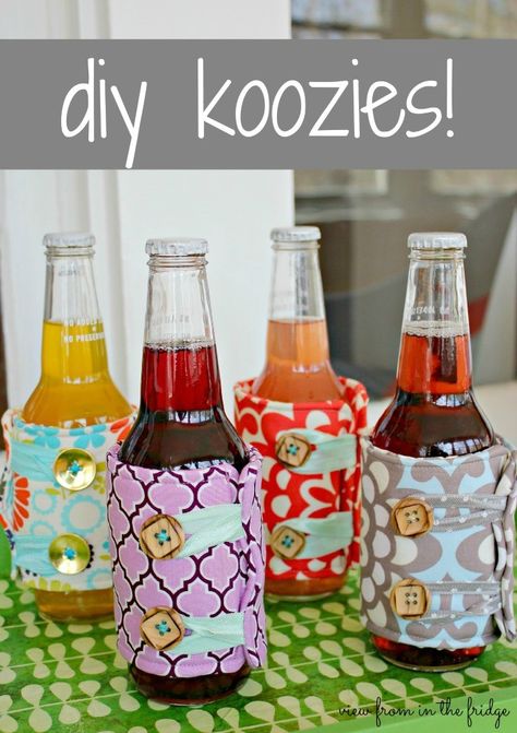 Did you know that you can make your own drink koozies? This simple tutorial breaks down the steps. You'll be sipping from customized koozies in no time! Diy Koozies, Diy Bridesmaid Gifts, Drink Koozie, Beer Cozy, Bridesmaid Diy, Diy Beer, Costura Diy, Hot Pad, Easy Sewing Projects