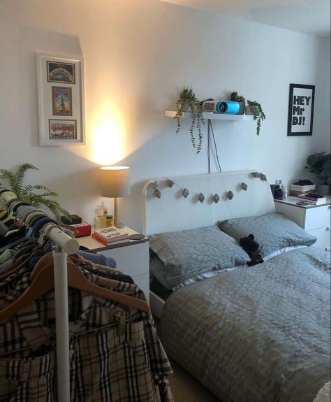 Cute boho bedroom with home cinema projector, plants, art work and cosy vibes. Projector Shelf Ideas Bedroom, Bedrooms With Projectors, Small Bedroom Projector Ideas, Projector Set Up Bedroom, Projector On Shelf, Bedroom Projector Ideas, Projector In Bedroom Setup Ideas, Projector Bedroom Ideas, Projector Setup Ideas Bedroom