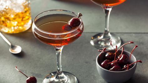 How to Mix the Perfect Manhattan Cocktail 3 Different Ways – Robb Report Batch Whiskey Cocktails, Perfect Manhattan Cocktail, Manhattan Cocktail Recipe, Manhattan Recipe, Manhattan Cocktail, Sweet Cocktails, Long Island Iced Tea, Sour Cocktail, Gin Fizz