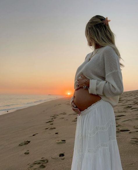 #aesthetic #vogue #pegnancy #pregnant #cute #family #shooting #birth #announcement #ultrasound #ecography #memories Christmas Beach Maternity Pictures, Southern Maternity Outfits, Pregnant Announcement Photos, Hairstyles Maternity Shoot, 2 Month Pregnant, Overalls Pregnant, Photo With Ultrasound Pic, Maternity Photo Shoot On Beach, Sunset Cliffs Maternity Photos