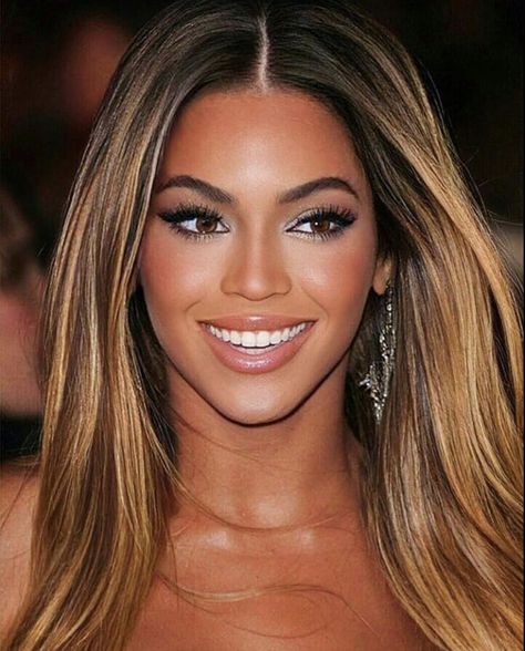 Beyonce Blonde Hair, Beyonce Hair Color, Twitter Wallpaper, Hair Color For Brown Skin, Beyonce Blonde, Beyonce Hair, Belle Silhouette, Honey Blonde Hair, Work Hairstyles