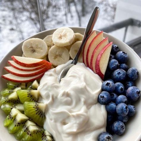 Fruit Bowl With Yogurt, Fruit Based Meals, Greek Yogurt Fruit Bowl, Fruit And Yogurt Bowl, Greek Yogurt With Fruit, Yogurt Fruit Bowl, Breakfast With Yogurt, Yoghurt And Fruit, Greek Yogurt Recipes Healthy