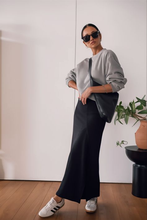 Classy Sweatshirt Outfit, Grey Outfit Combination, Sneakers And Skirt Outfit, Flowy Black Skirt, Classy Sweatshirt, 2025 Summer, 2025 Fashion Trends, Smart Fashion, Skirt Making