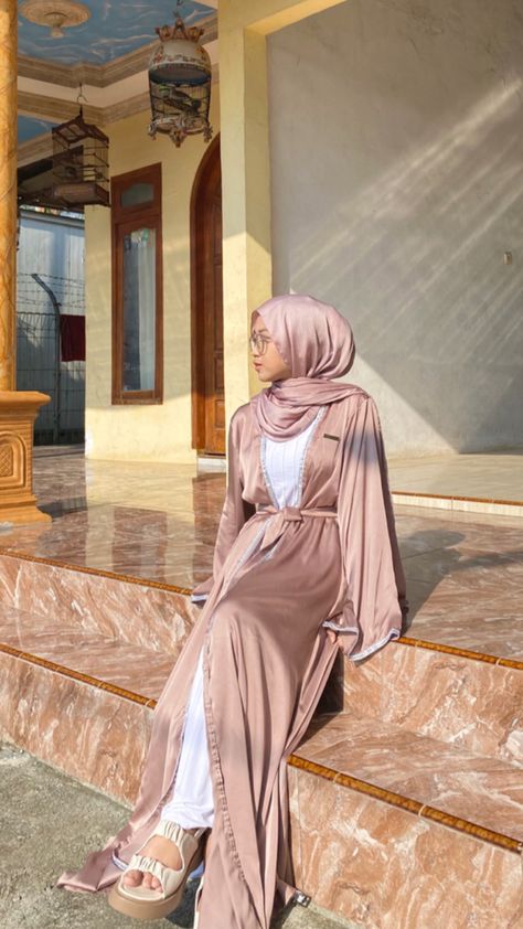 Modest Hijabi Outfits, Outfit Muslim, Travel Photoshoot, Racun Shopee, Hijab Aesthetic, Hijabi Aesthetic, Fashion Muslim, Hijab Girl, Model Poses Photography