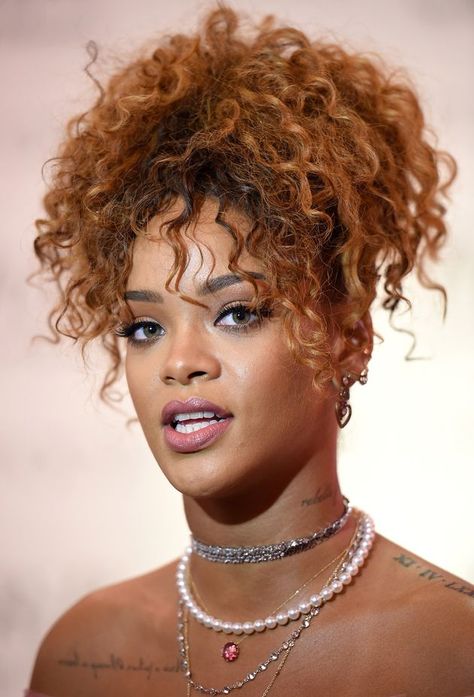 Rihanna targeted by angry anti-fur protesters at New York perfume ... Rihanna Curly Hair, Celebrity Crochet, Rihanna Red Hair, Hair For Wedding, Crochet Hairstyles, Curly Crochet Hair Styles, Hair Techniques, Daily Hairstyles, Beautiful Curls