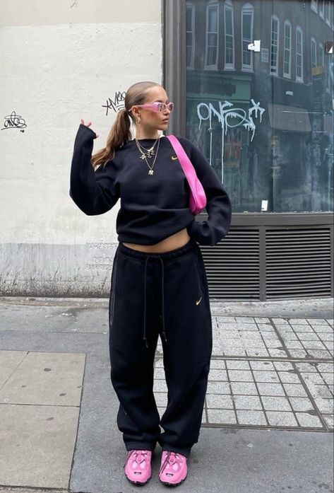 Sweats Outfit, Outfit Pink, Streetwear Fashion Women, Swaggy Outfits, Instagram Inspo, Streetwear Outfits, Pink Outfit, Girly Outfits, Mode Inspiration