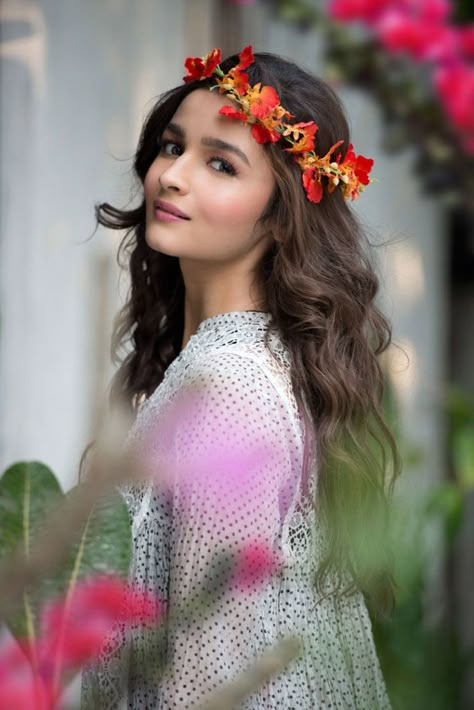 Pinterest: @ZNM98 Alia Bhatt Hairstyles, Mahesh Bhatt, Aliya Bhatt, Alia And Varun, Alia Bhatt Photoshoot, Alia Bhatt, Bollywood Actors, Bollywood Stars, Bollywood Celebrities