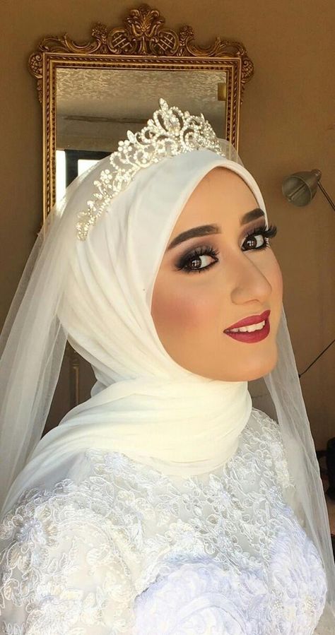 Hijab With Crown Wedding, Crown Wedding Hijab, Hijab With Crown, Bridal Hijab Styles, Quotes For Guys, Bridal Hijab, Bride Jewelry Set, Wedding Headpieces, Hijab Bride