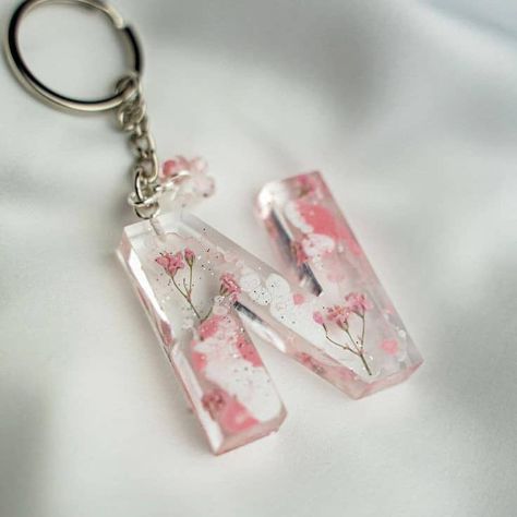 Diy Crystal Crafts, How To Make Keychains, Diy Resin Gifts, Resin Pendant Diy, Diy Resin Keychain, N Wallpaper, Resin Gifts, Resin Crafts Tutorial, Letter Keychain