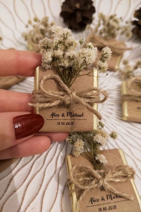 Boohoo Wedding, Wedding Chocolate Favors, Bridal Shower Chocolate, Bulk Wedding Favors, Boda Diy, Chocolate Wedding Favors, Wedding Chocolate, Gift Wrapping Inspiration, Chocolate Favors