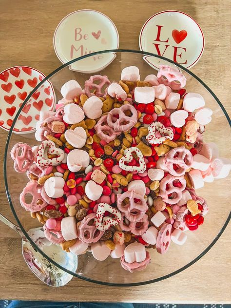 Kids Galentines Brunch, Kid Valentine Party Ideas, Valentine Theme Food, Galentines Inspo Food, Candy Bar Valentines Ideas, Valentines Party For Toddlers, Valentine Trail Mix Ideas, Galantines Ideas Food, Galentines Party Food Ideas Easy