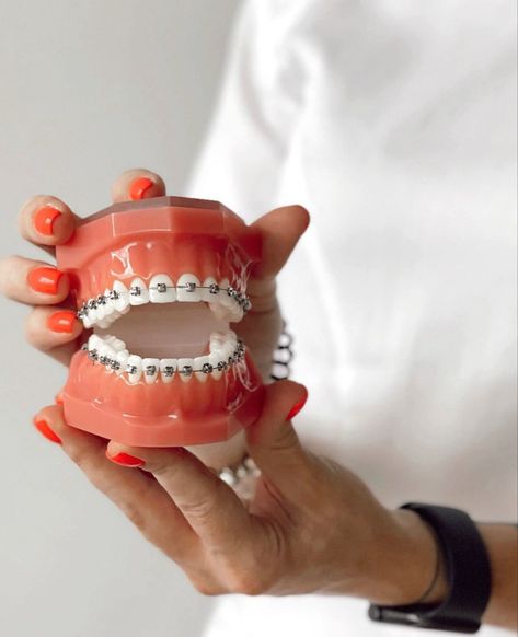 Orthodontics Aesthetic, Brackets Aesthetic, Braces Aesthetic, Orthodontics Teeth, Dental Pictures, Dental Branding, Dental Wallpaper, Matcha Green Tea Recipes, Dental Photos