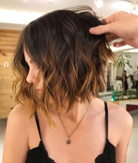 Short Brunette Hair 2023, Bob Bayalage Brunette Dark Brown, Short Choppy Balayage Hair, Brown Bob With Copper Highlights, Short Bob With Highlights Brunette, Short Brown Bob With Highlights, Brunette Bob Balayage, Bob Hair 2023, Bob Highlights Brunette