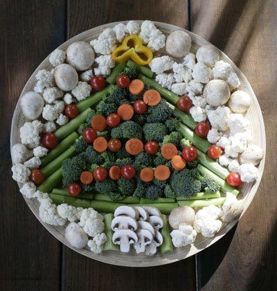 Veggie Tray, what a fun idea Christmas Tree Veggie Tray, Christmas Party Buffet, Christmas Veggie Tray, Veggie Christmas, Vegan Christmas Recipes, Vegetable Tray, Party Food Buffet, Holiday Party Foods, Veggie Tray